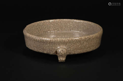 Ge Kiln Three-legged Plate in Song Dynasty