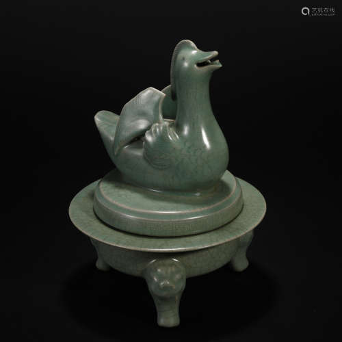 Celadon bird head aromatherapy furnace in Song Dynasty