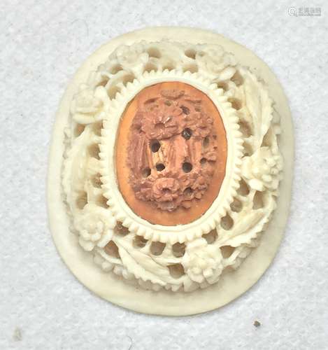 CHINESE IVORY AND NUTS CRAVED PANDENT ,4,5CM X 3.7CM