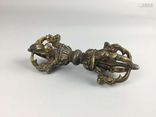 A SINO-TIBETAN GILT BRONZE VAJRA，L11.5CM