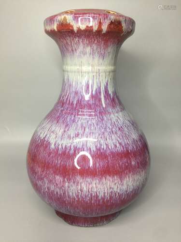 A CHINESE FLAMBE BOTTLE VASE, THE RED BODY WITH LAVENDER STR...