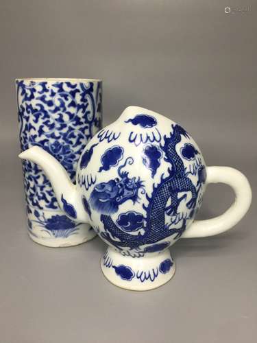 CHINESE BLUE AND WHITE TEA POT H14.5CM  AND  A VASE H 15CM