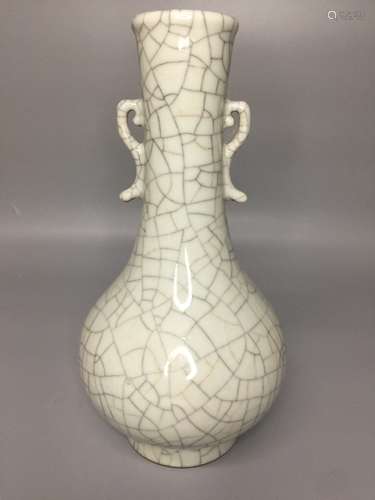 A CHINESE CRACKLE GLAZED VASE , HEIGHT 24.5CM