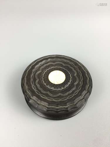 AN 18TH CENTURY  WOOD CIRCULAR SNUFF BOX