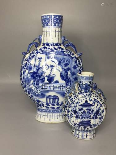 TWO CHINESE BLUE AND WHITE PORCELAIN MOON FLASK VASE , H29CM...