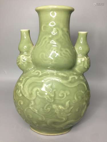 LARGE CHINESE CELADON DOUBLE GOURD VASE, SIZE 11.5CM X 19CM ...