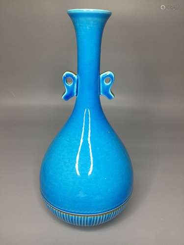 A BLUE GLAZED TWIN HANDLE VASE