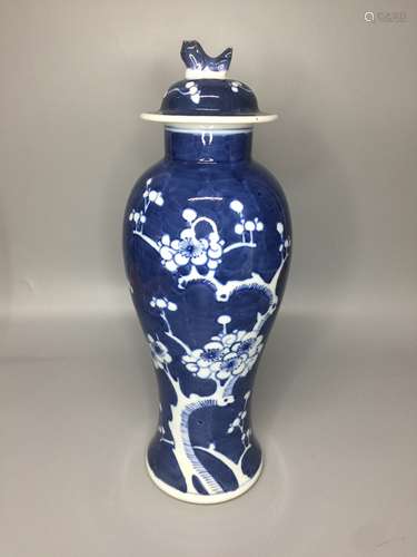 LARGE CHINESE BLUE AND WHITE VASE AND COVER ,H 32.5CM