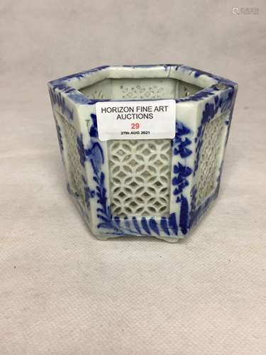 A CHINESE/JAPANESE BLUE AND WHITE BRUSH POT ,H9.5CM