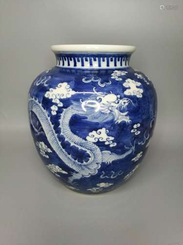 LARGE CHINESE BLUE AND WHITE PORCELAIN JAR ,H 23CM D 21CM