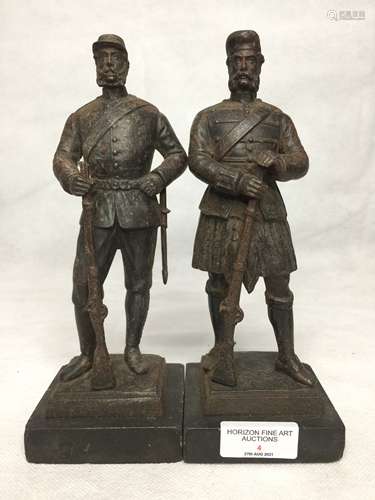 A PAIR OF 19TH CENTURY METAL STANDING SOLDIER, 22CM HIGH.