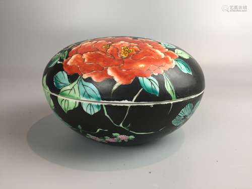 LARGE CHINESE FAMILLE ROSE BOX AND COVER,D 14.5CM H 8.5CM