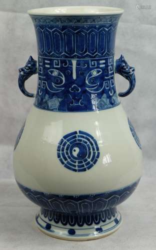  A LARGE CHINESE BLUE AND WHITE VASE WITH 6 CHARACTER MARK T...