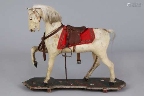 Frühes Spielzeug-Pferd mit Ponyfell-Bezug