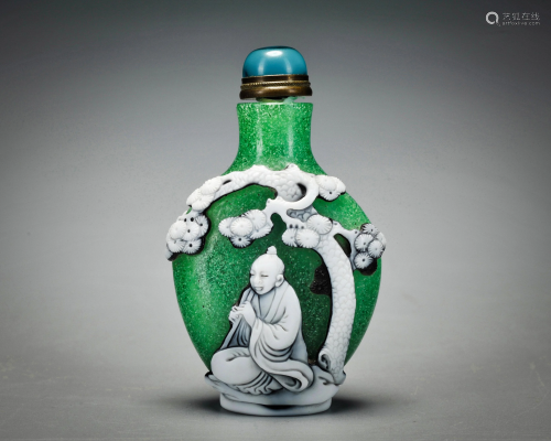 An Overlay Peking Glass Snuff Bottle Qing Dynasty