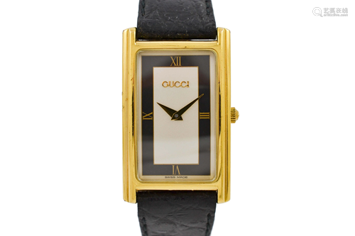 Vintage Gucci 2600M Quartz Gold Plated Midsize Watch