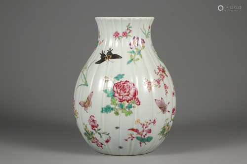 Famille Rose 'Peony flowers and birds' Vase