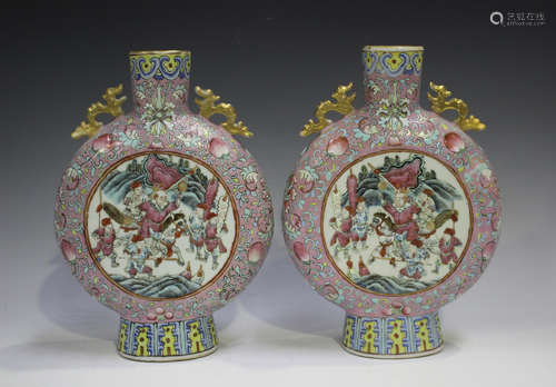 A pair of Chinese famille rose porcelain moonflasks, late 19...