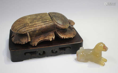 A Chinese carved agate figure of a recumbent dog, probably 2...