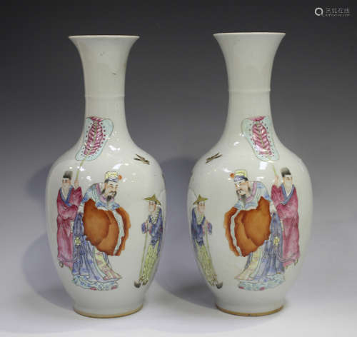 A pair of Chinese famille rose porcelain vases, 20th century...