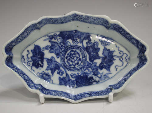 A Chinese blue and white export porcelain spoon tray, Yongzh...