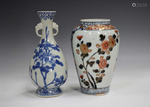 A Japanese Imari porcelain vase, early 18th century, of shou...