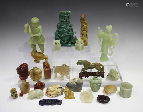 A collection of Chinese hardstone and jade carvings, mostly ...