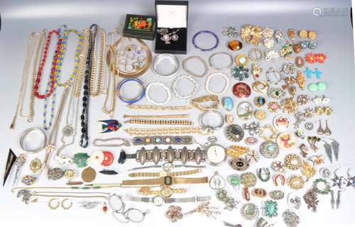 COLLECTION OF VINTAGE COSTUME JEWELLERY