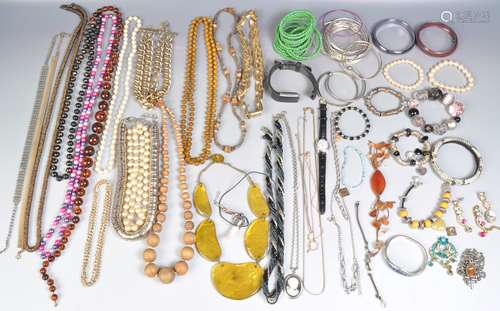 GROUP OF VINTAGE COSTUME JEWELLERY