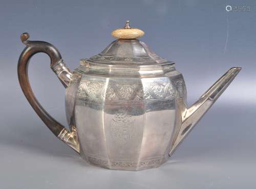 18TH CENTURY GEORGE III SILVER HALLMARKED TEAPOT.