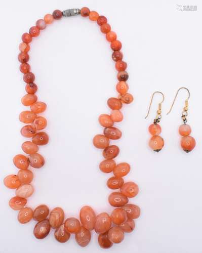 CARNELIAN THREADED NECKLACE AND EARRINGS SUITE