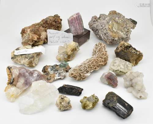 COLLECTION OF MINERAL & CRYSTAL SPECIMENS