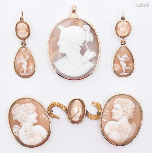 A CARVED CAMEO DEMI PARURE JEWELLERY SET - SUITE