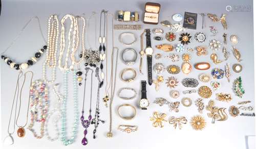 COLLECTION OF VINTAGE MID 20TH CENTURY COSTUME JEWELLERY