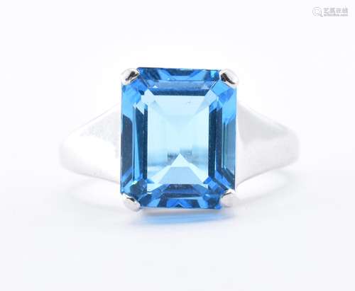 9CT WHITE GOLD AND BLUE TOPAZ RING