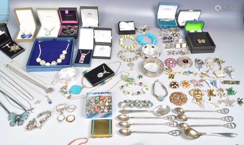 LARGE COLLECTION OF VINTAGE COSTUME JEWELLERY