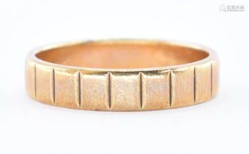 9CT GOLD HALLMARKED REEDED BAND RING.