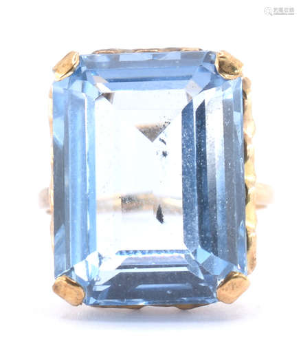 9CT GOLD & BLUE TOPAZ COCKTAIL RING