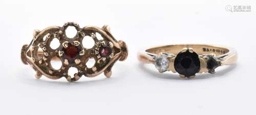 HALLMARKED 9CT GOLD AND GARNET RING.