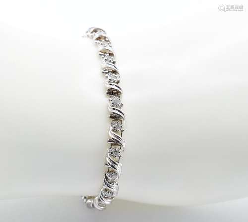 14CT GOLD AND DIAMOND LINE BRACELET