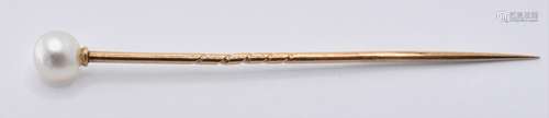 CASED NATURAL PEARL & GOLD STICK PIN