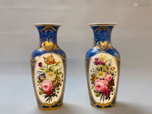 Paire de vases en porcelaine à décor de fleurs sur fond bleu...