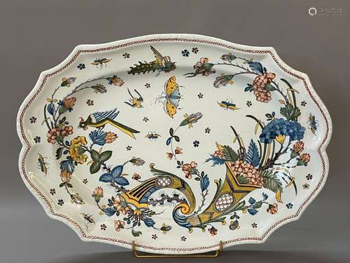 ROUEN XVIII°siècle. Grand plat en faience à décor de corne d...