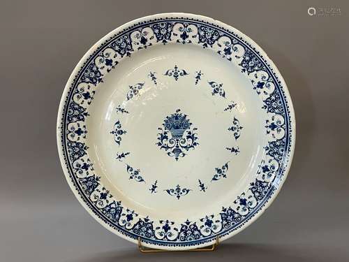 ROUEN XVIII° siècle. Grand plat rond en faience. D. :49 cm. ...