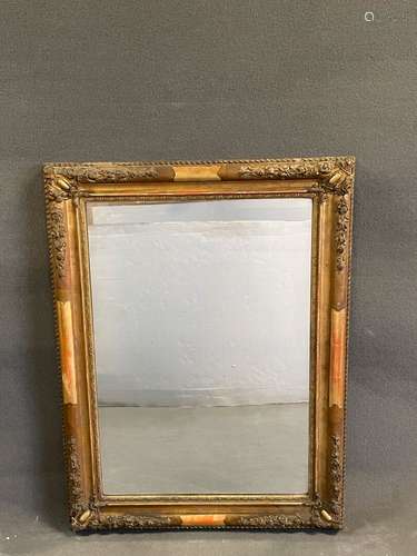 Miroir cadre en bois et stuc doré à décor de fleurs en relie...