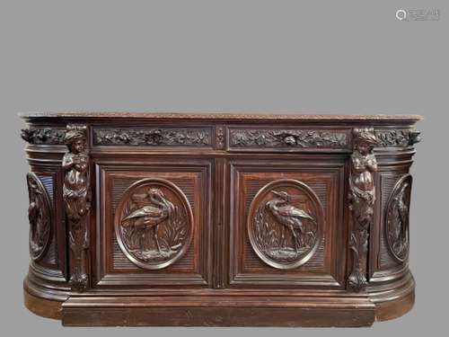 Buffet bas demi lune, en acajou massif, richement sculpté d'...