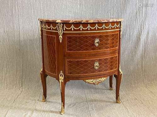 Commode demi-lune en marqueterie et bronzes. Style Transitio...