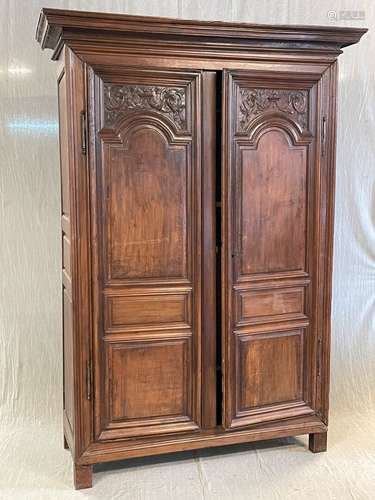 Armoire en bois fruitier mouluré et sculpté, ouvrant à deux ...