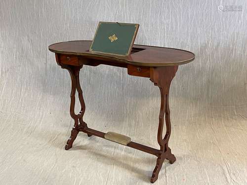 Table écritoire en acajou de forme rognon. XIX° siècle. 75 x...