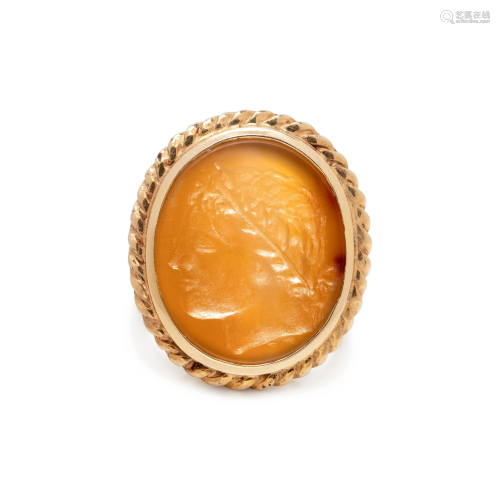 YELLOW GOLD AND HARDSTONE INTAGLIO RING